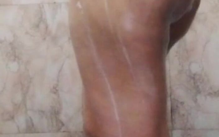 20 Year Pakistani Bhabhi Play with Anal When Bathing