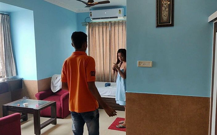 A Desi Model Seduce a Hotel Boy and Made a Happy Ending in a Hotel Room