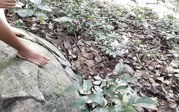 A Girl Savings Her Pussy Hair Viral Video, a Indian Cute Girl Was Cutting Her Pussy Hair Viral Video