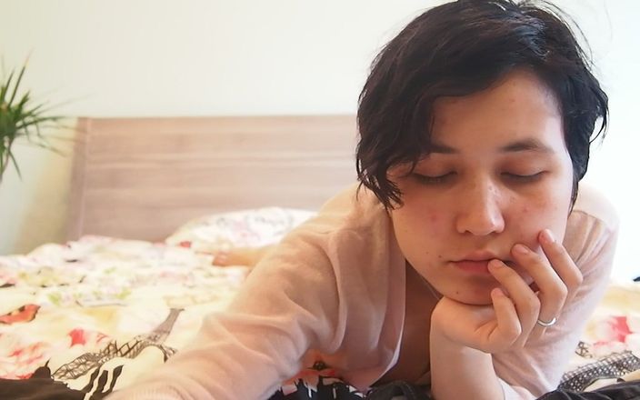 Asian Teen Plays on Cam