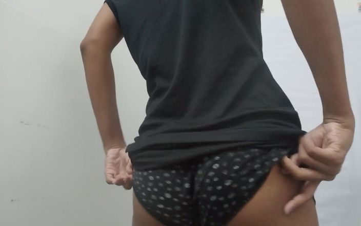 Beauty Masturbates Without Panties