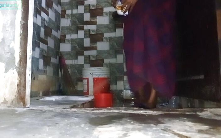 Bengali Aunty Was Washing Clothes Showing Her Pussy