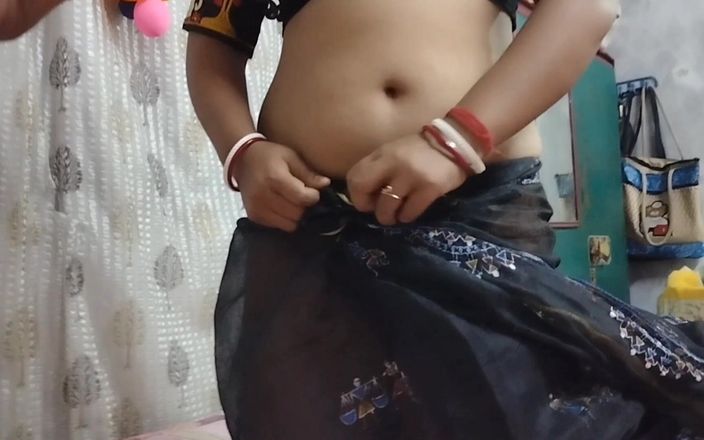 Bhabhi Showing Pussy in Black Saree