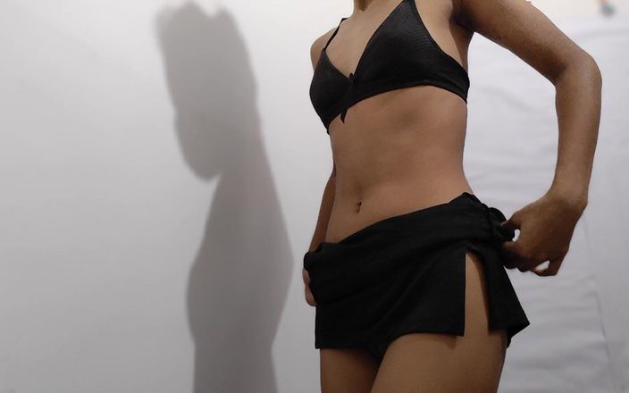 Cute Indian Girl Priyanka Showing Her Juice Pussy