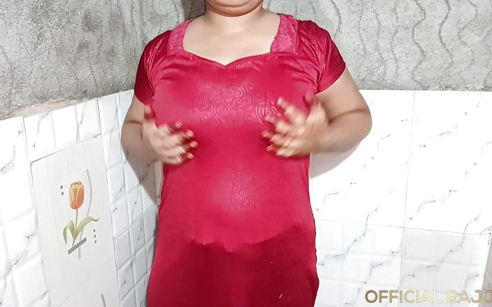 Desi Bhabhi Showing Pussy in Bathroom