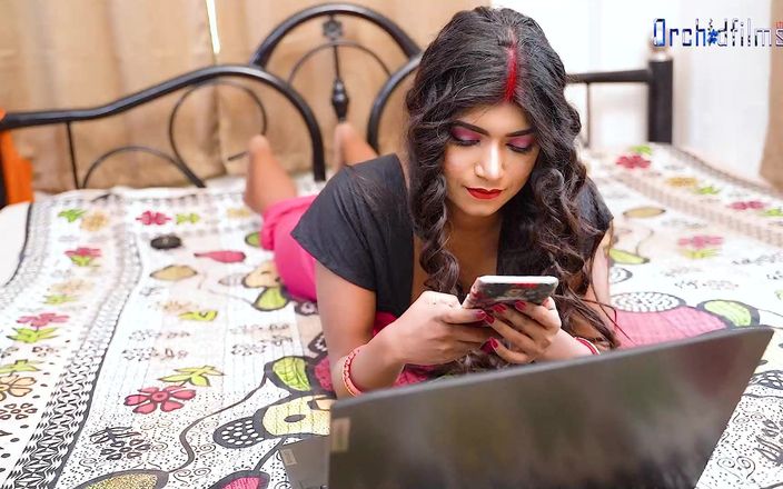 Desi dirty bhabi wants big cock of her laptop service boy