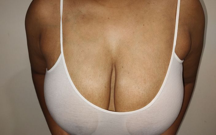 Desi girl playing with her huge boobs
