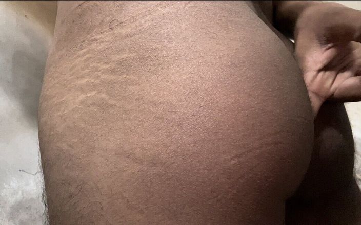 Desi Hot Indian Bhabhi Showing Big Ass