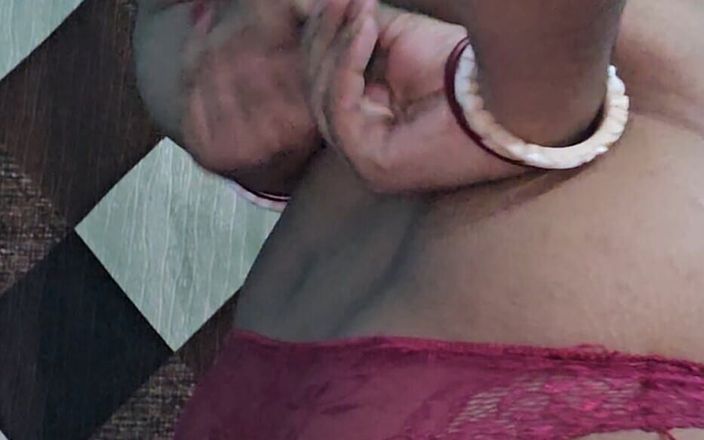 Desi Indian Showing Her Boobs