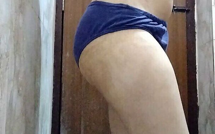 Desi Sex Stepsister Ko Nahate Hue Dekha Hota Indian