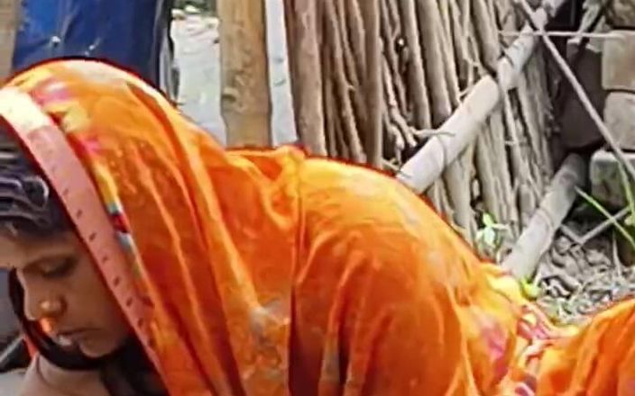 Desi Sexy Sonakshi Bhabhi Bathing Nude Outdoors