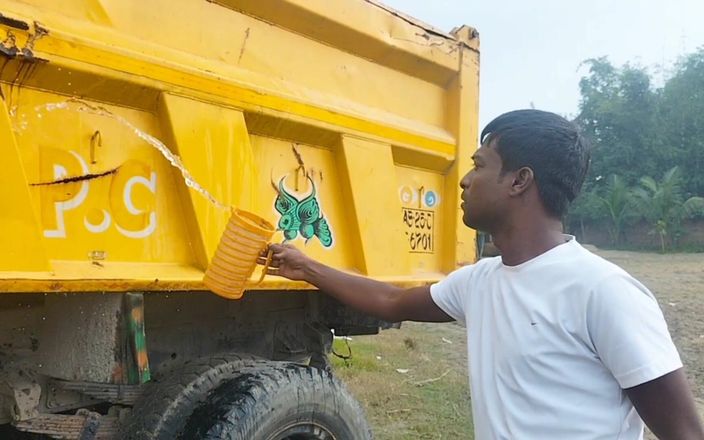 Desi Village Bhabhi His Husbend Is Not Home Sex with Driver