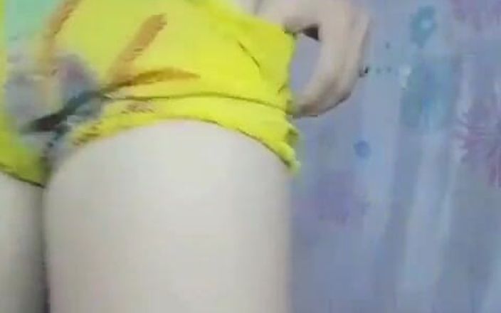 Desy Cute Girl Showing Doods and Big Pussy