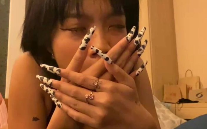 Emma Thai Enjoys Long Nails for Her Holes in Live Show