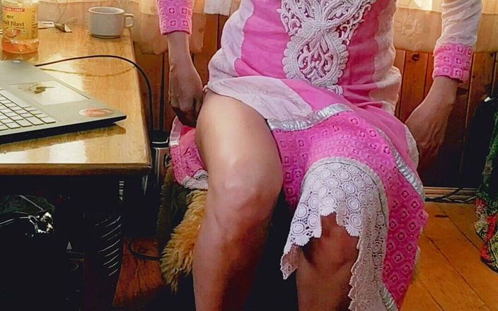 Fit MILF Beauty Flashes Boobs