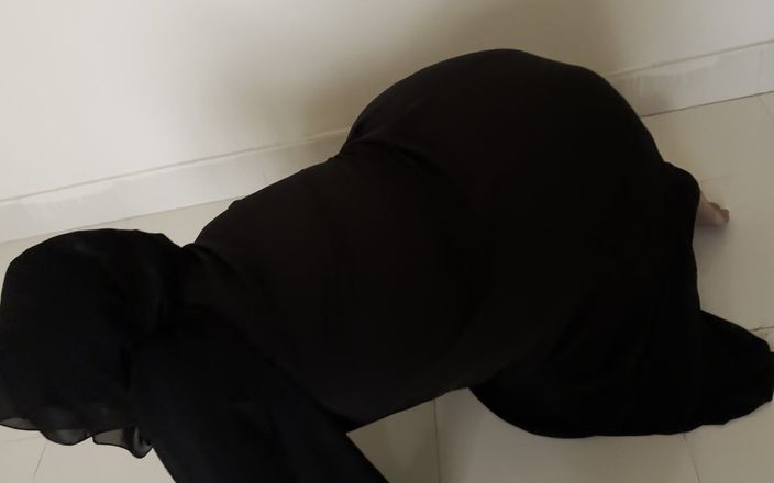 Fucking a Beautiful Maid in Saudi Arabia, When Her Head Gets Stuck