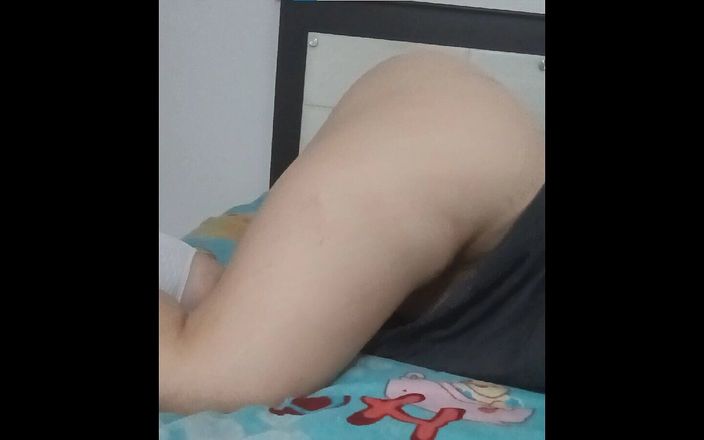 Girl Masturbates and Orgasms Before Going to College