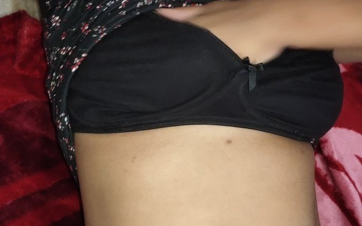 Homemade sex video with hot fingering and masturbating Indian aunty cute desi