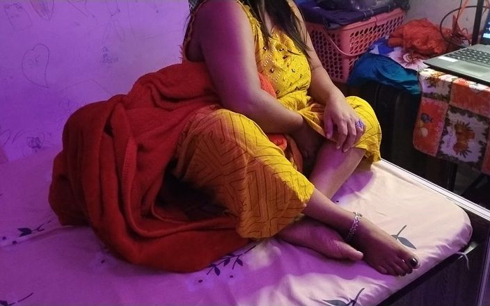 Horney Sexy Desi Bhabhi Try to Cam Show and She Show Here Nipples