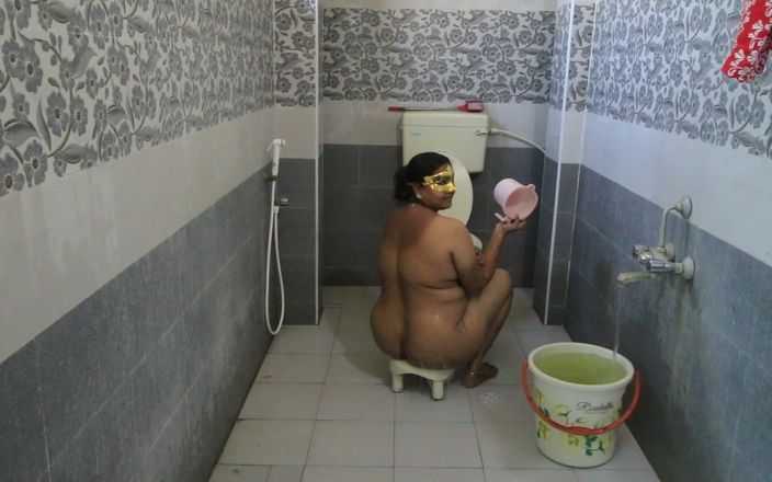 Horny Big Boobs Desi Aunty Taking Shower