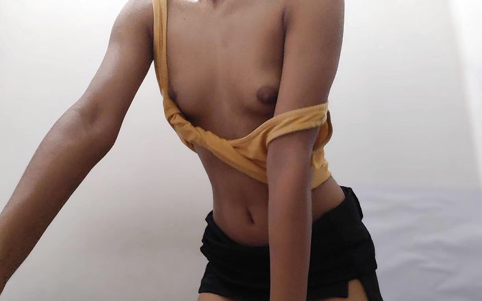 Hot Cute Girl Hot Chut Living Her Fantasies by Masturbating with Carrot and Finger Uff Kiska Suck Karu Mai