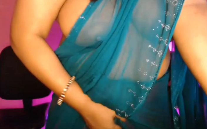 Hot Desi Boobs Show in Saree.
