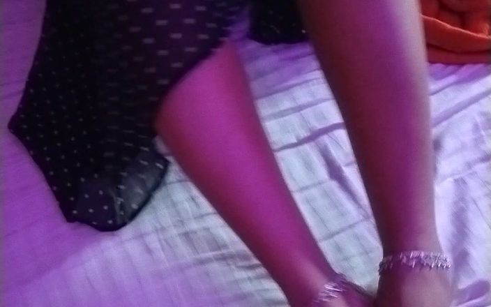 Hot desi girl show here body with black cloth.