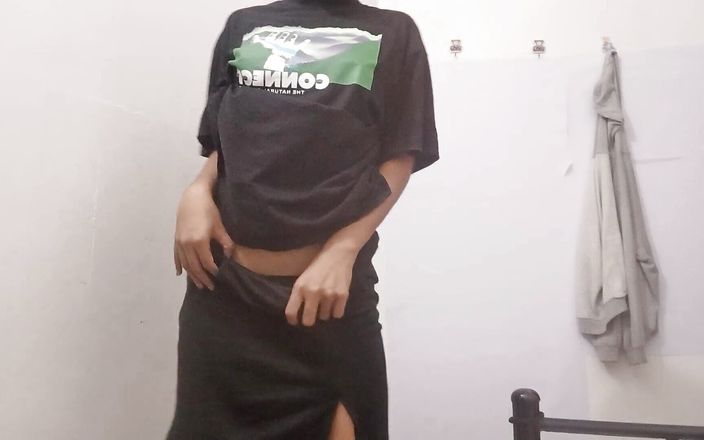 Hot Girl Teasing & Fingering Pussy on Webcam