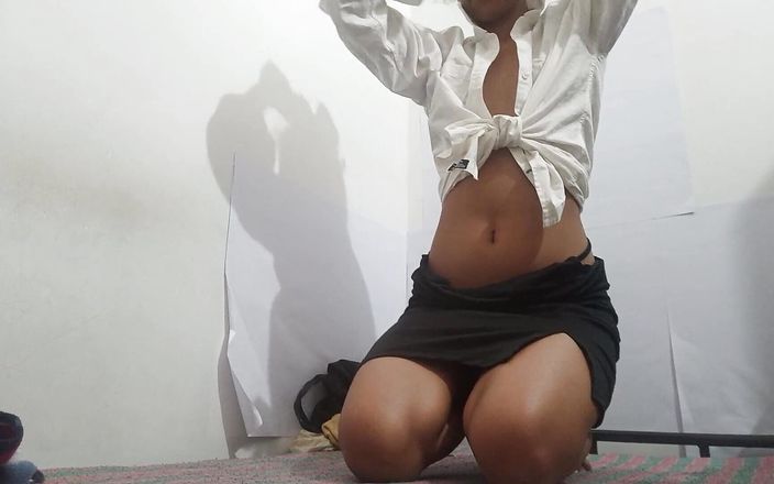 Hot Girl Teasing & Fingering Pussy on Webcam