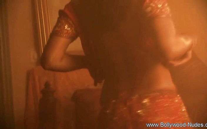 Hot indian babe show us her amazing body