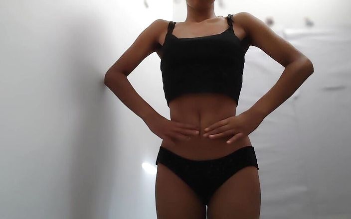 Hot Lady Showing Her Sexy Pussy