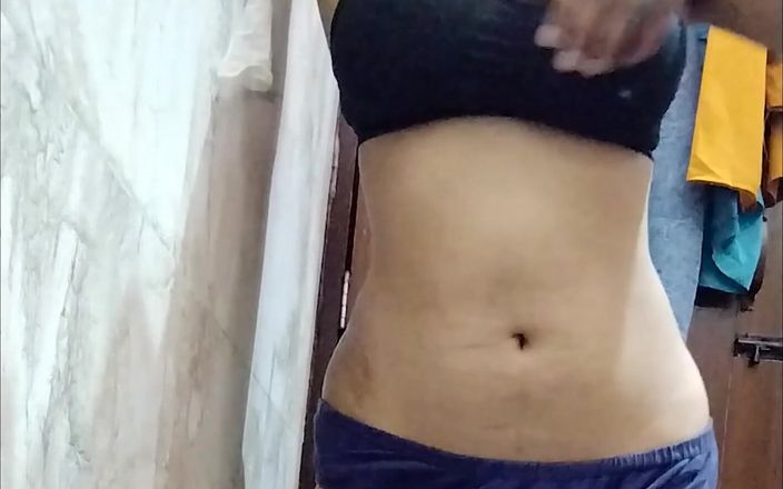 Hot navel show by Punjabi girl at college bathroom