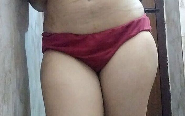 Hot Stepsister Made a Video After Seeing Naked Stepsister Taking Bath