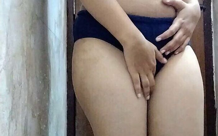 Hot Tamil Aunty Cleans Pussy for the First Time and Makes Video