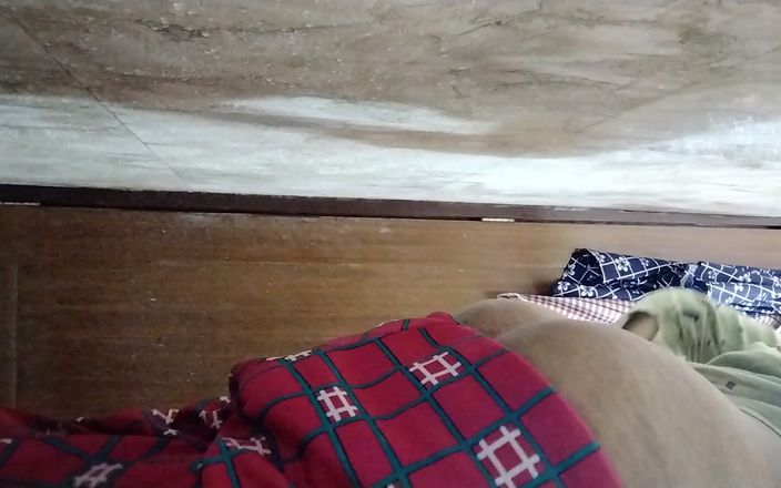House Wife Clean Her Pussy at Home