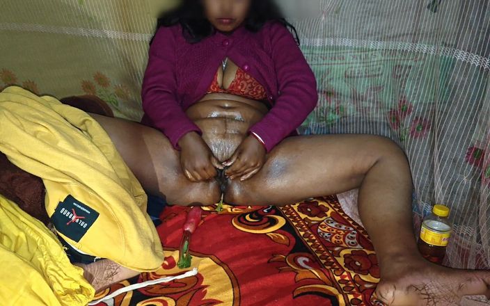Husband Goes Out of Working Desi Hot Bhabhi Alone at Home Alone Eradicated Her's Thirst with Vegetable
