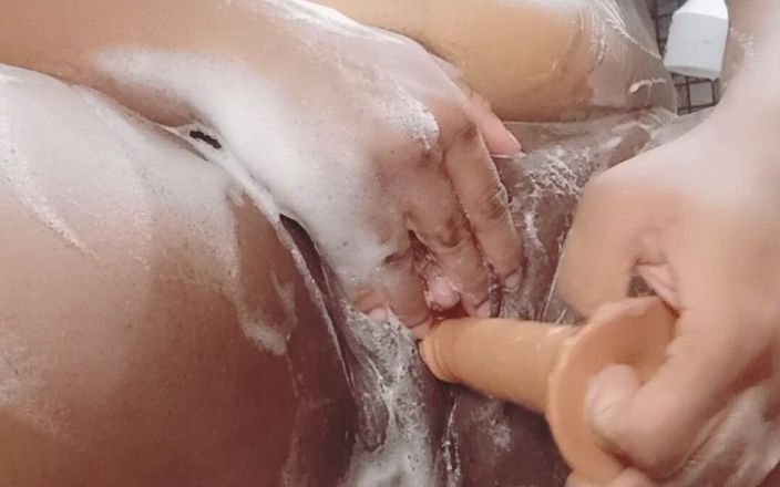 I shower, squirt and ride my dildo