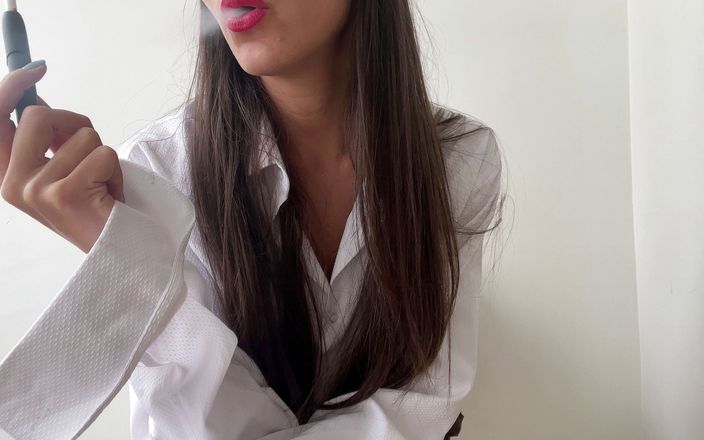 I smoke in an interview and masturbate my pussy