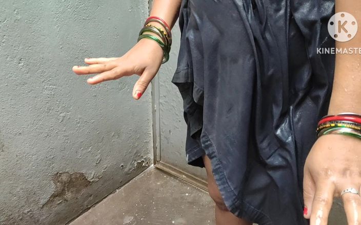 Indian House Wife Pissing