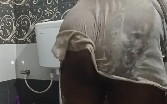 Indian lady bathing performance