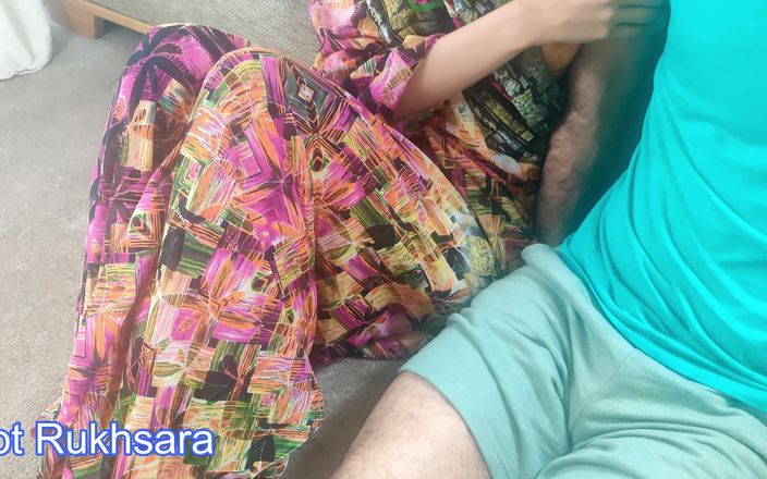 Indian MILF Having Romantic Sex on the Floor and Gets Creampied with Office Guy