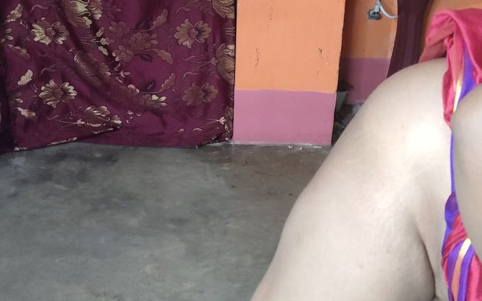 Indian stepmom in sharee flashing her big boobs for her fans