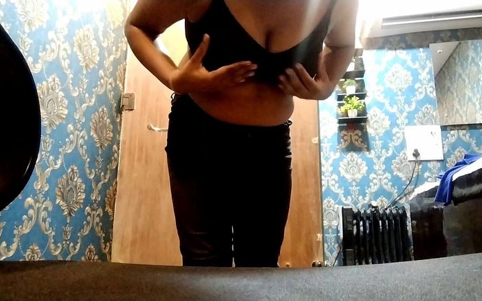 Interesting Dance Moves by Indian MILF