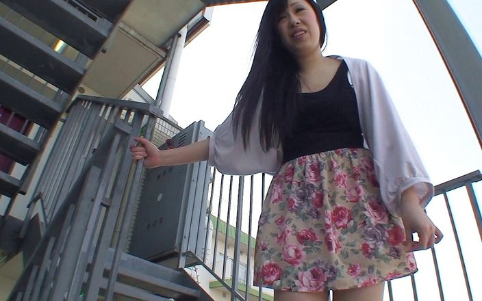 Japanese milf gets fucked unexpectedly outdoor