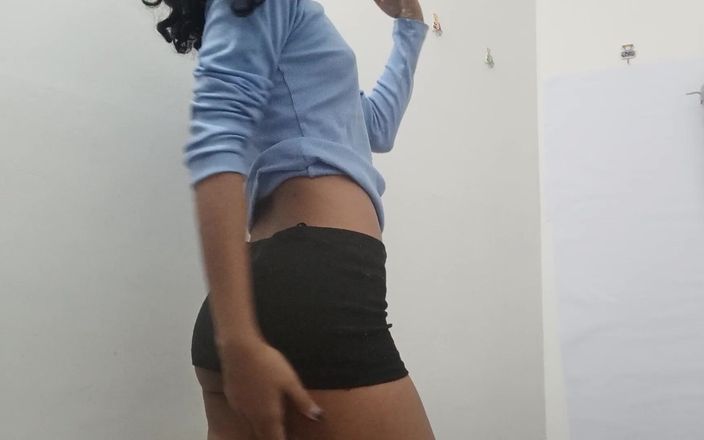 Lolafuccbunny Has the Cutest Innie Pussy