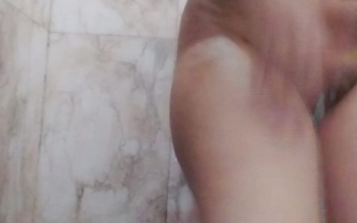 Made video of desi girlfriend taking bath