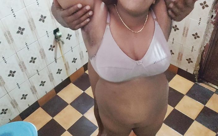 Mallu Girl Bathroom Playing