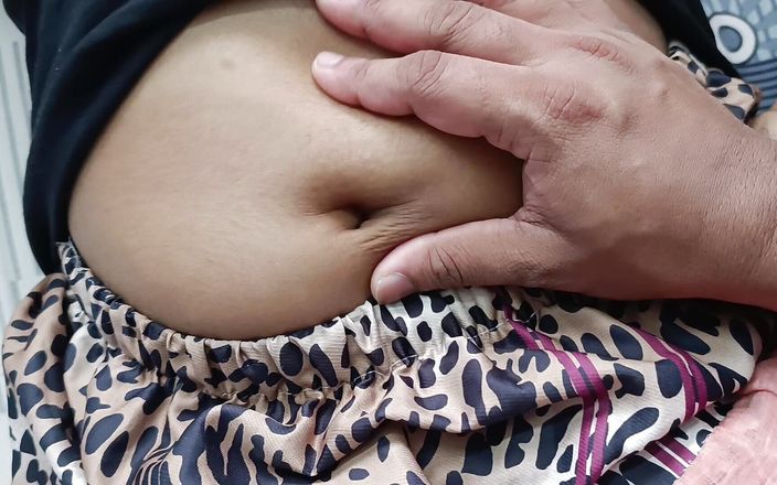 Mallu House Wife Pussy Show with Her College Friend While Her Husband Not in Home, Mallu Cheating Wife Fun with Her Boy Friend