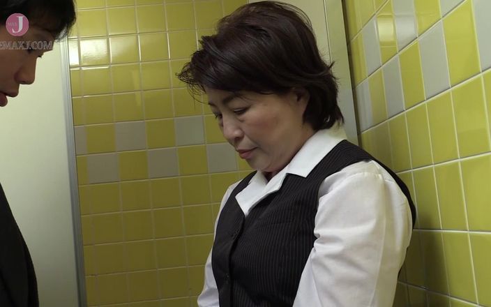 Mature Asian Fucked in The Toilet
