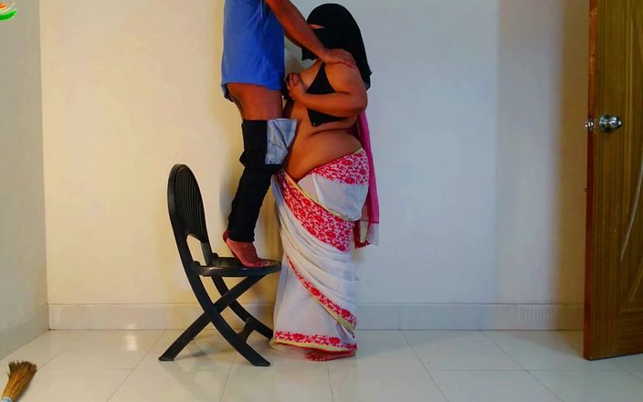 MILF Hot Arabian Woman Wants to Fuck From Electrician Service Man